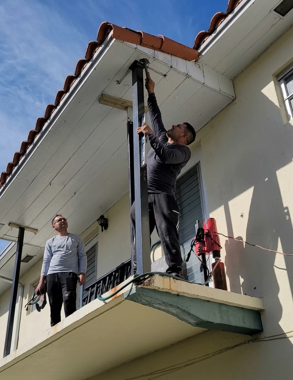 Instalación de la baranda de un balcón de segundo piso durante el montaje
