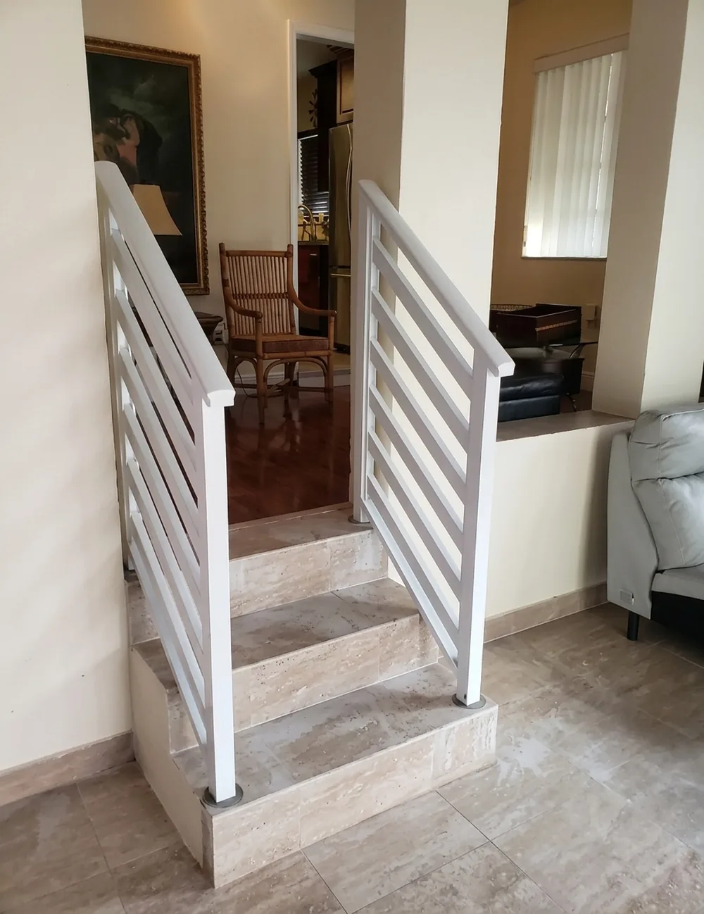 Baranda blanca interior separando la escalera del área social