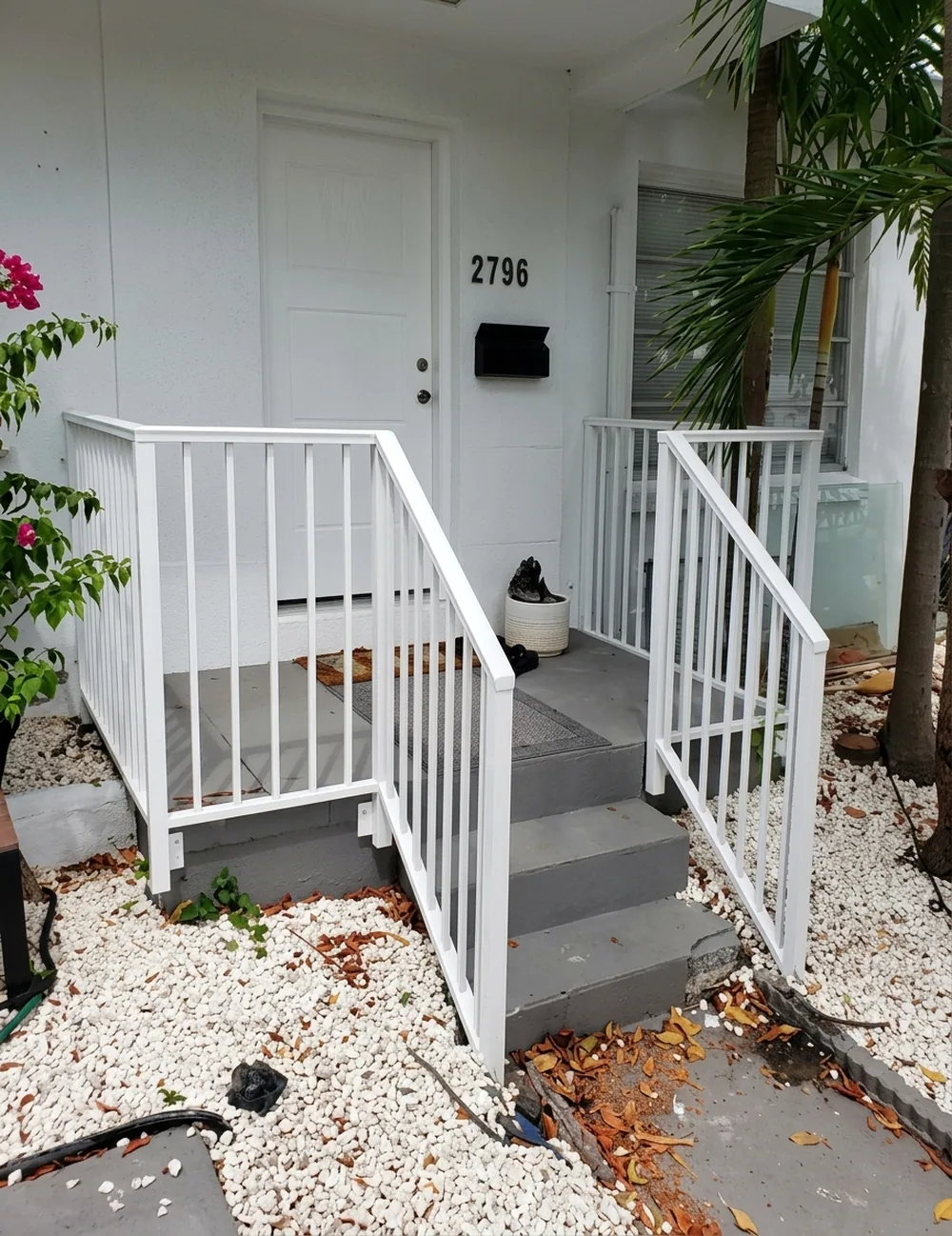 Baranda blanca de entrada instalada sobre la plataforma de acceso