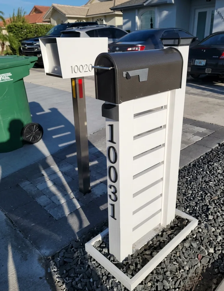 Pedestal blanco con buzón clásico y número 10031 junto a la entrada