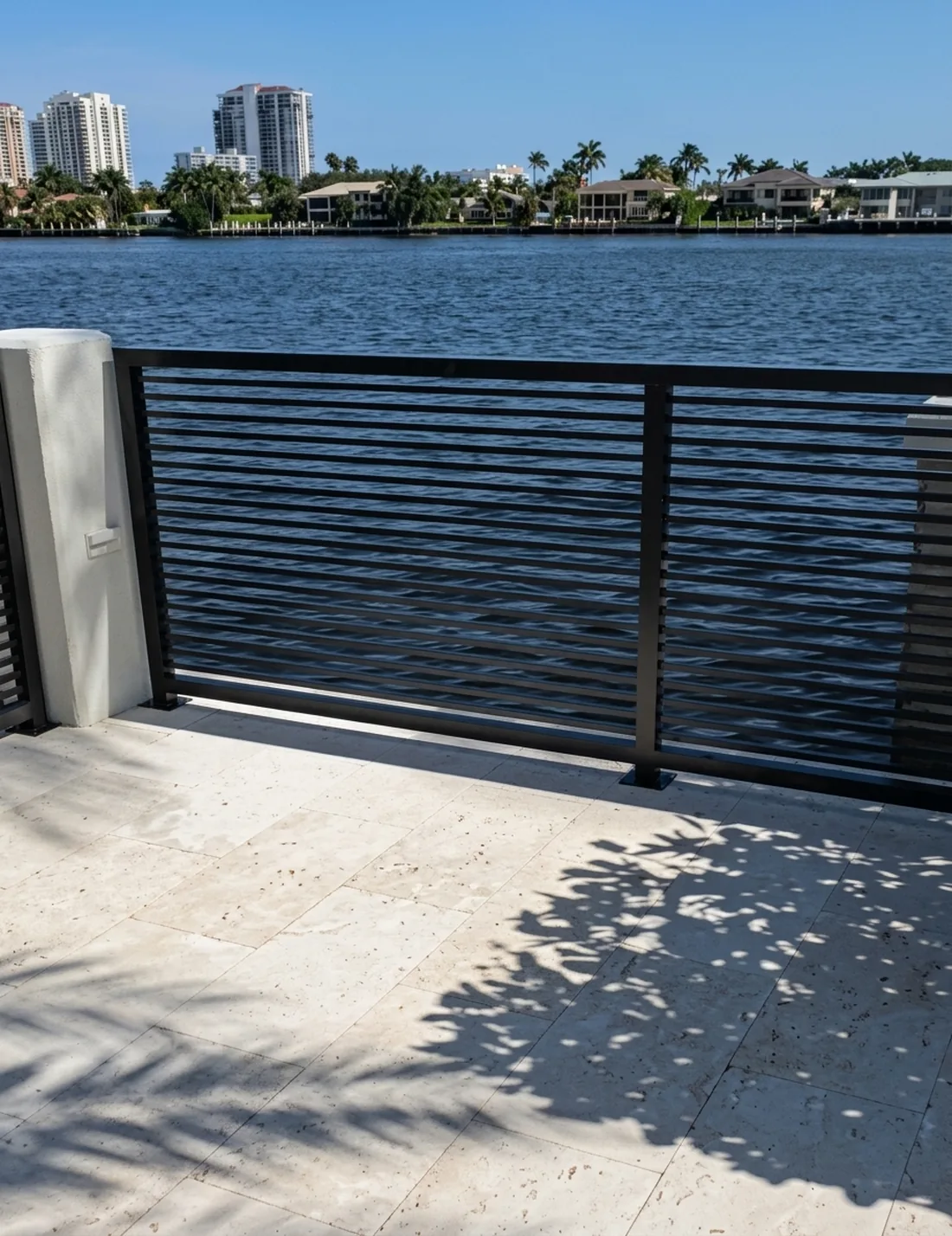 Baranda louver de aluminio instalada sobre el muro de contención de una terraza