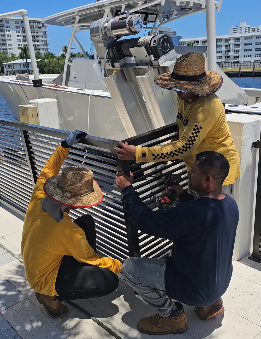 Equipo instalando una baranda de lama horizontal en obra