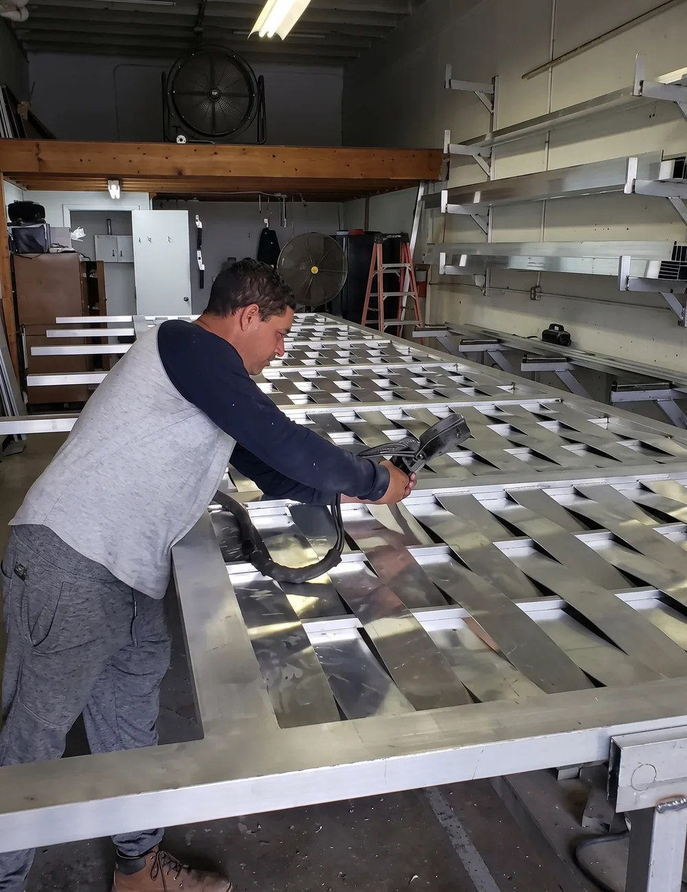 Armado de un panel de lamas de aluminio sobre la mesa de fabricación